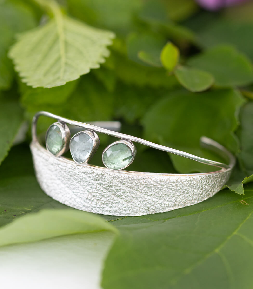 Silber Armspange Salbei mit Edelsteinen – Gesamtansicht, fairer Schmuck goodrun