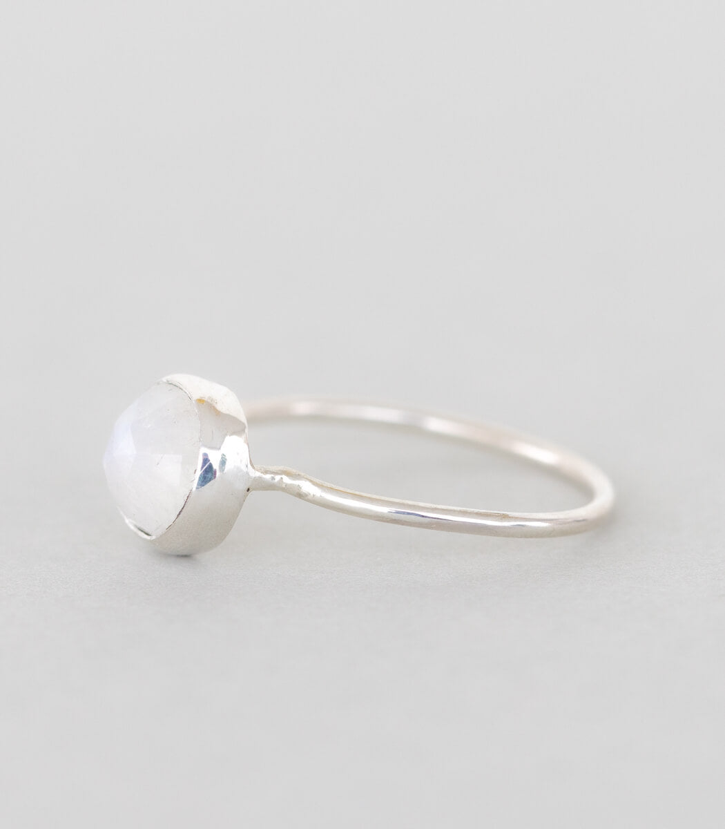 Silber Ring Mondstein Gr. 55 – Nahaufnahme Stein mit Adulareszenz, Naturschmuck goodrun