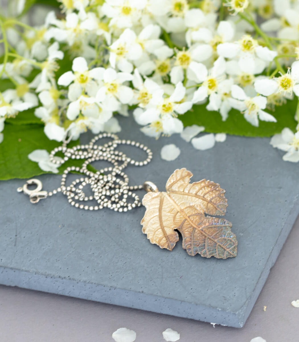 Feigenblatt Anhänger Silber, getragen, handgefertigter Naturschmuck – goodrun