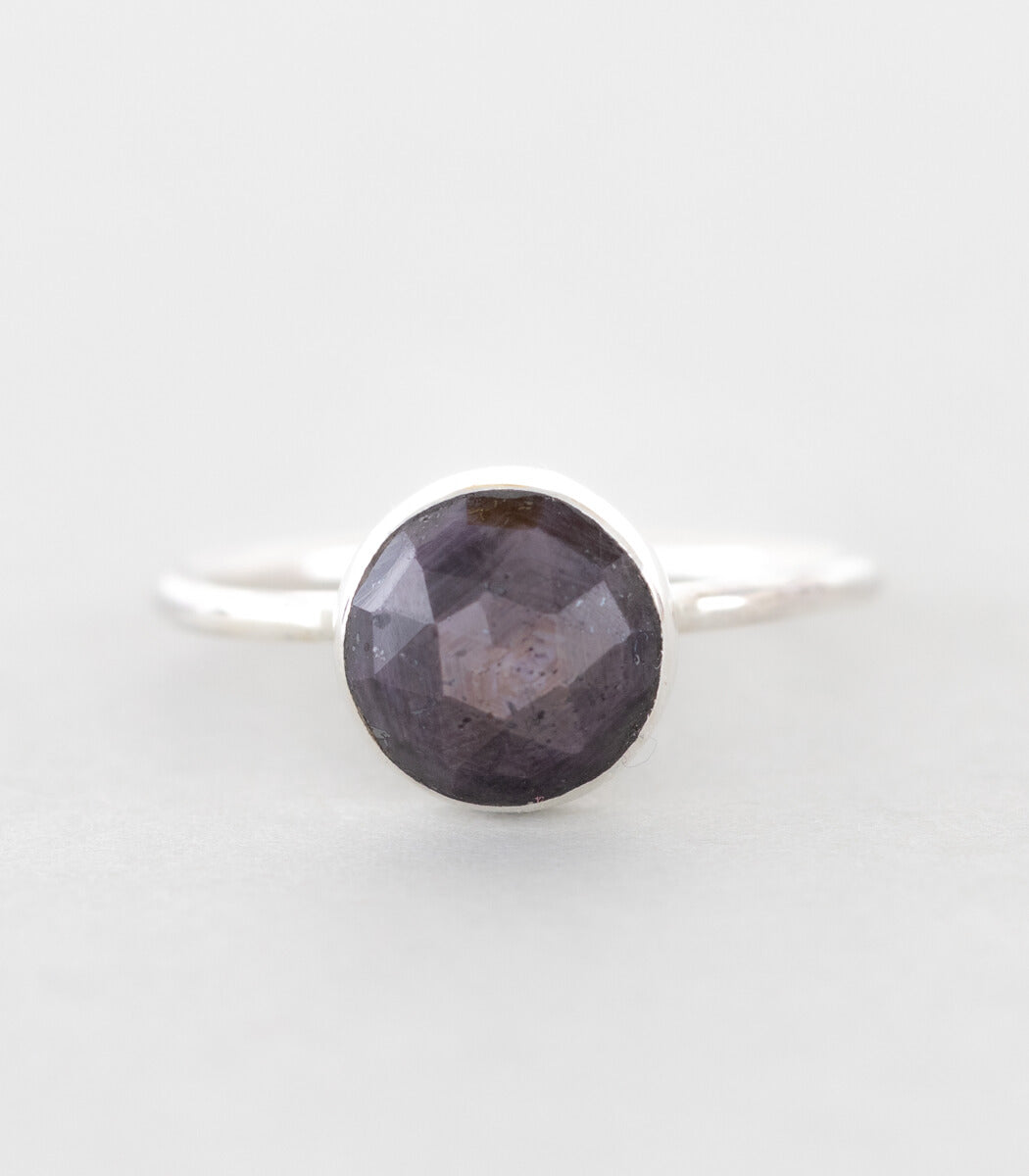 Stern Saphir Ring Silber Gr. 58, seitliche Ansicht, Unikat aus Recyclingsilber – goodrun