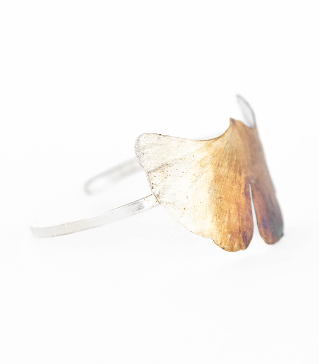 Silber Armspange Ginkgo – Seitenansicht Armspange, handgefertigt von goodrun