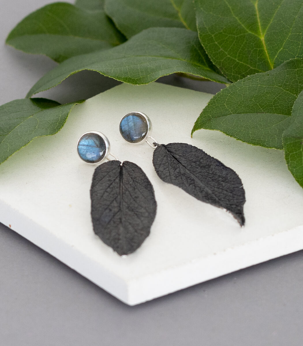 Salbeiblatt Ohrhänger Labradorit Silber, getragen, handgefertigter Naturschmuck – goodrun