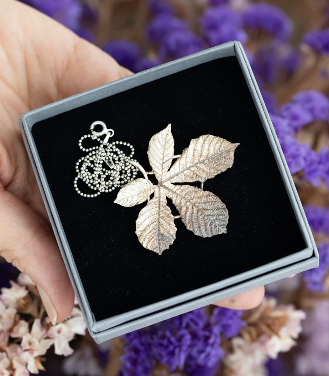 Silber Anhänger Kastanienblatt – Detailansicht Blattstruktur, fairer Schmuck aus Recyclingsilber goodrun