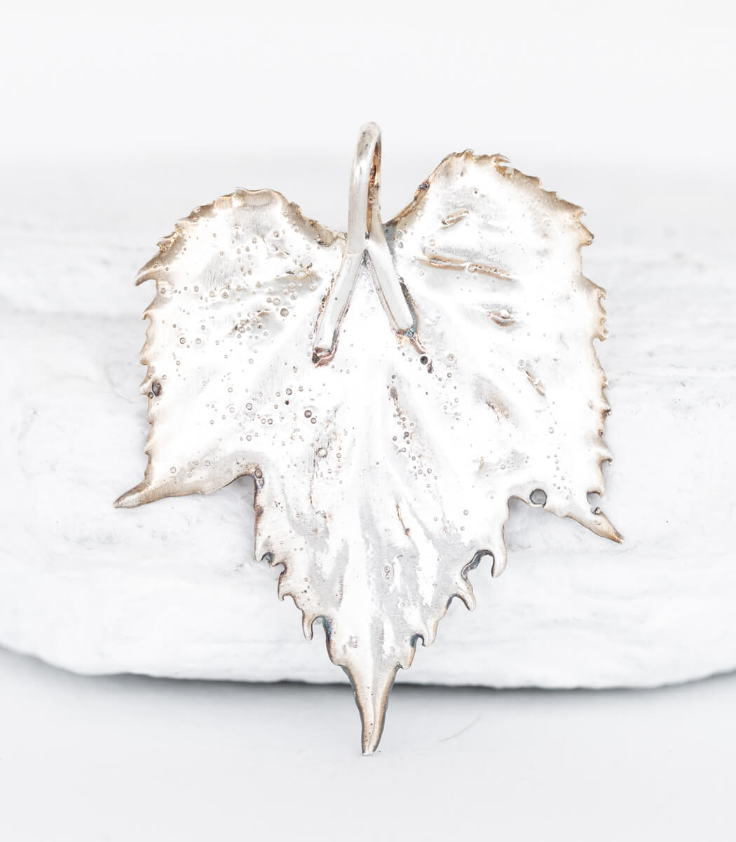 Silber Anhänger Weinblatt zweites Unikat – Seitenansicht an Kette, Naturschmuck aus Recyclingsilber goodrun