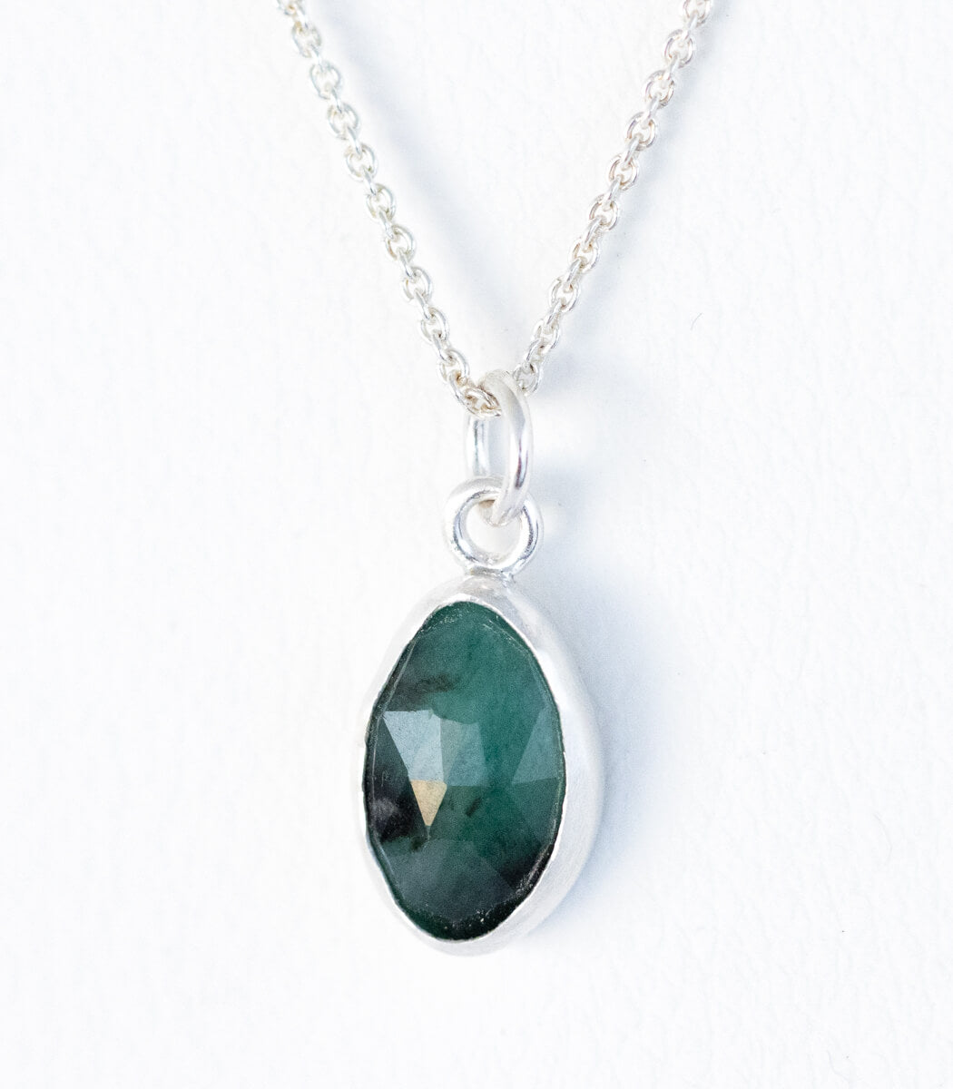Silber Anhänger Smaragd – handgefertigter Naturschmuck mit echtem Smaragd, Recyclingsilber goodrun