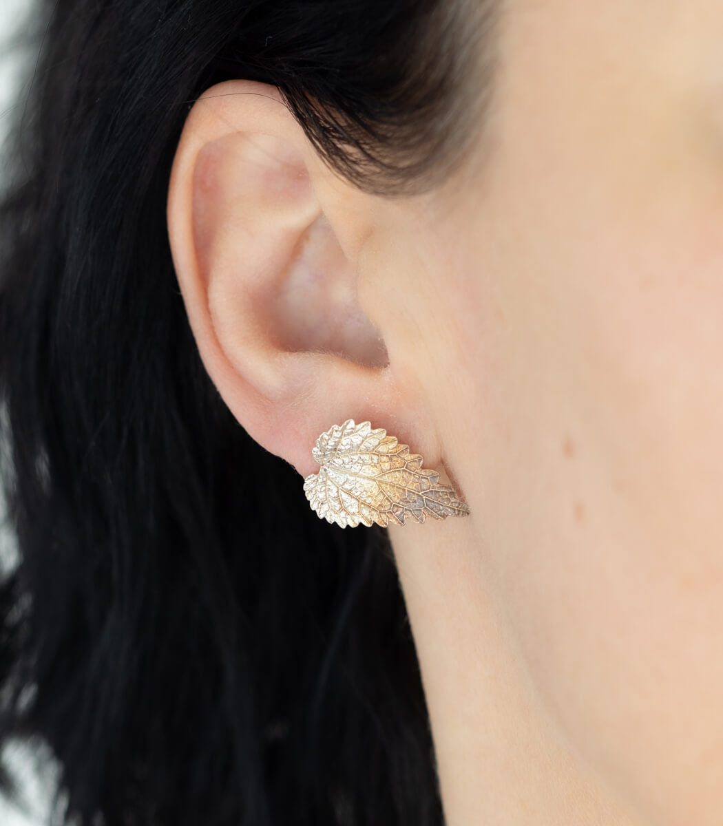 Brennnessel Ohrstecker Silber, Detailansicht Blatt, Naturschmuck handgemacht – goodrun