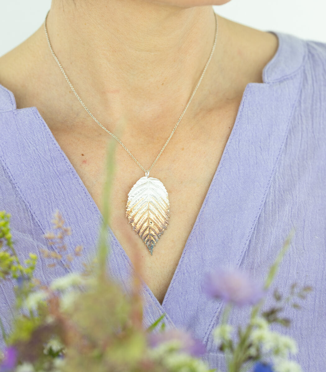 Silber Anhänger Hainbuche – Detailansicht Blattstruktur, Naturschmuck Unikat goodrun