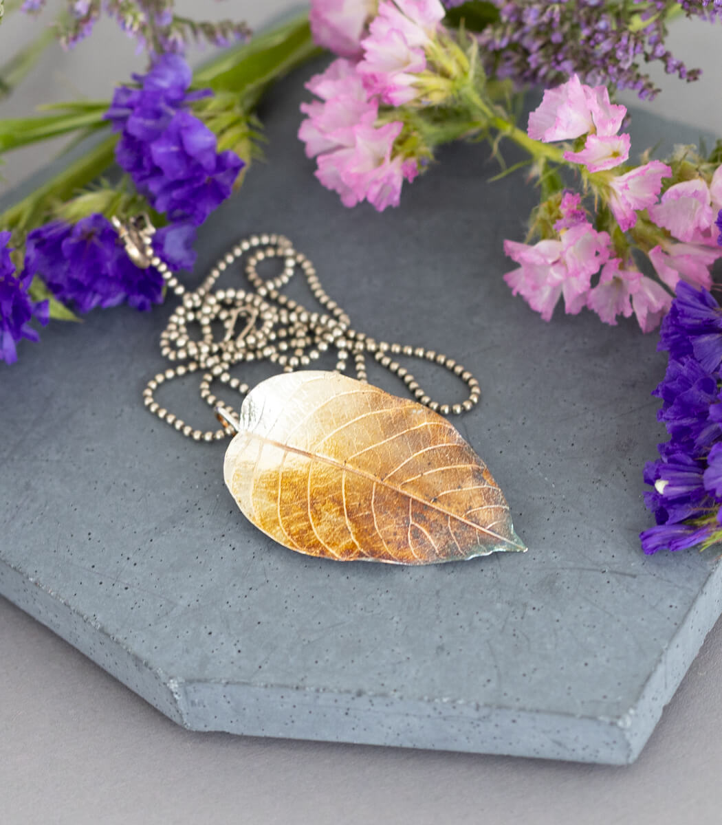 Walnussblatt Anhänger Silber, Gesamtansicht, handgefertigter Naturschmuck – goodrun