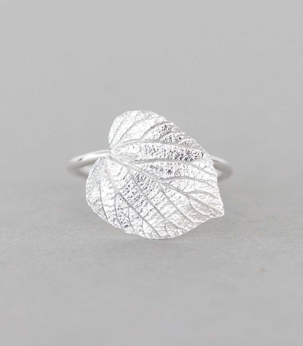 Silber Ring Lindenblatt Gr. 56 – Seitenansicht Ringschiene, handgefertigt von goodrun