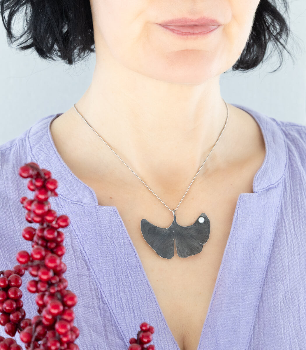 Ginkgo Anhänger mit Perle Silber, Detailansicht Blatt und Perle, Naturschmuck – goodrun