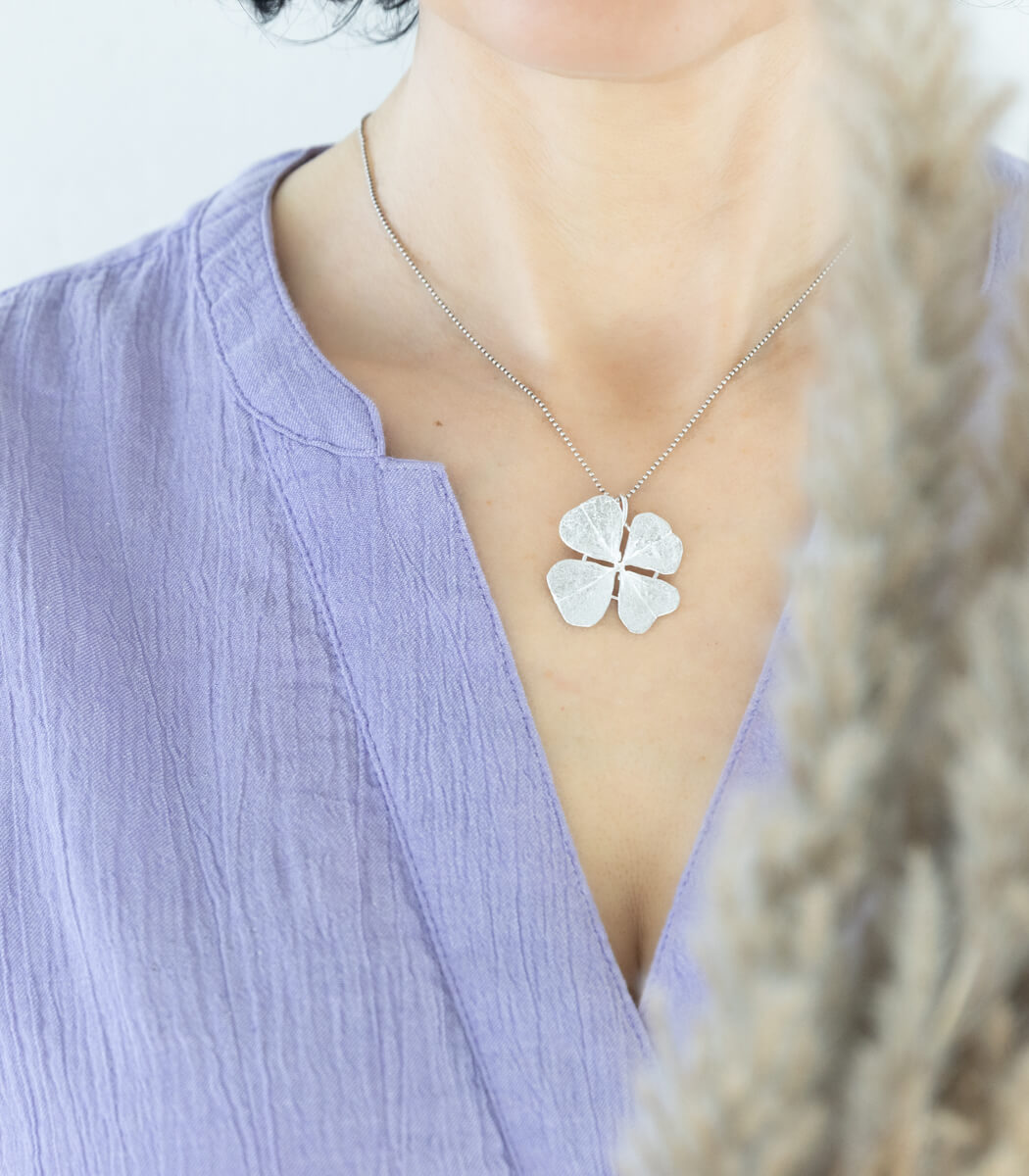 Glücksklee Anhänger Silber, Detailansicht Kleeblatt, Naturschmuck handgemacht – goodrun