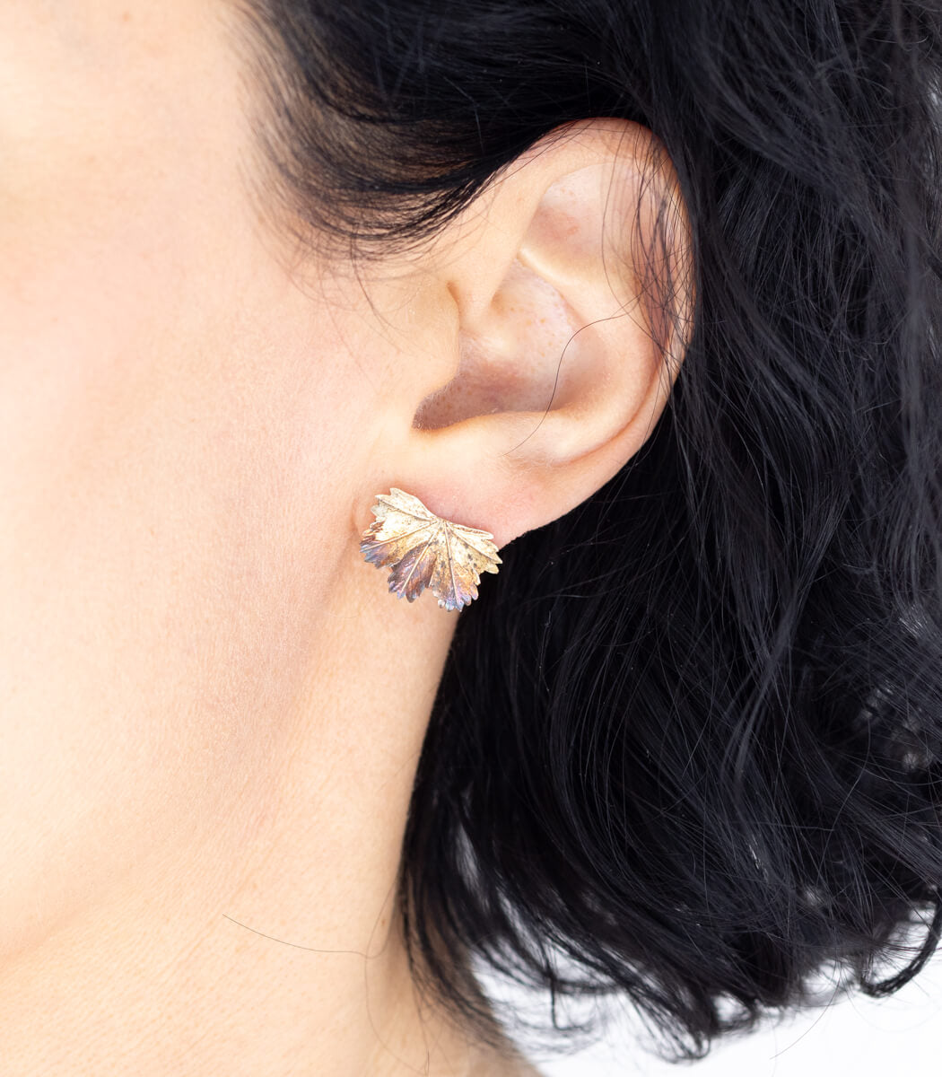 Frauenmantel Ohrstecker Silber, Detailansicht Blatt, Naturschmuck handgemacht – goodrun