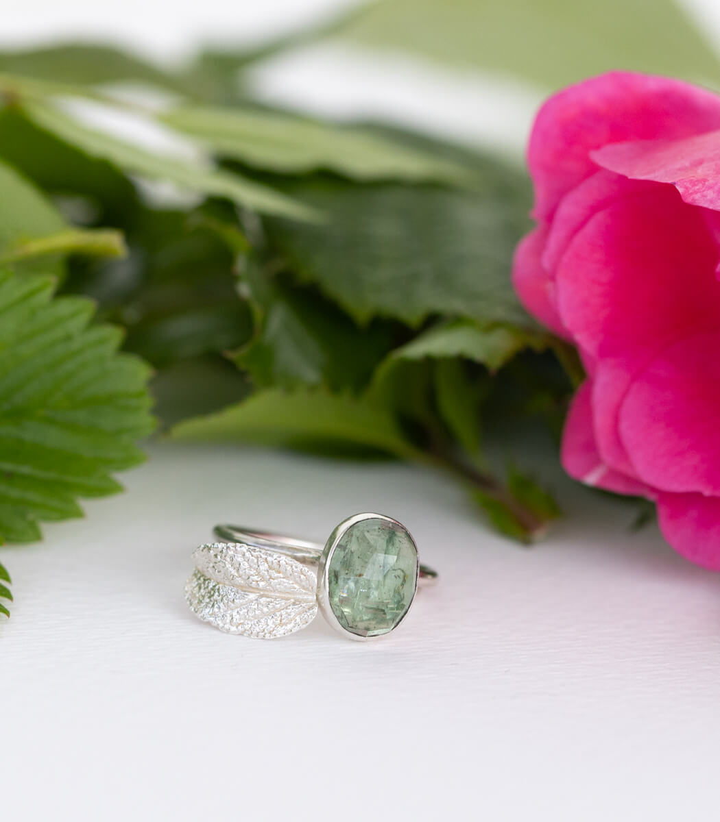 Silber Ring Salbeiblatt Gr. 53 – Detailansicht Salbeiblatt, Recyclingsilber goodrun