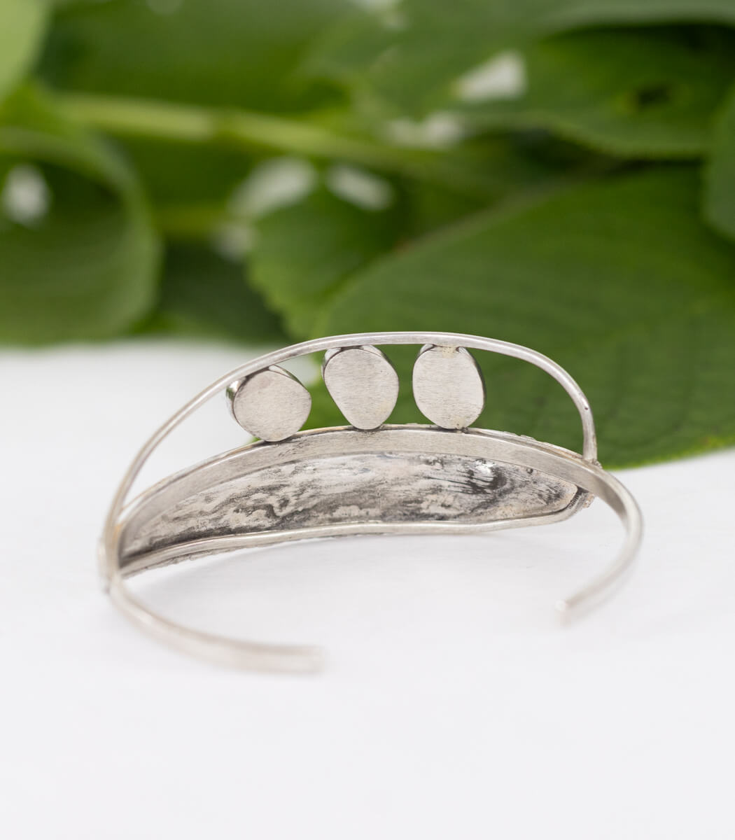 Silber Armspange Salbei mit Edelsteinen – Draufsicht Salbeiblatt mit Edelsteinen goodrun