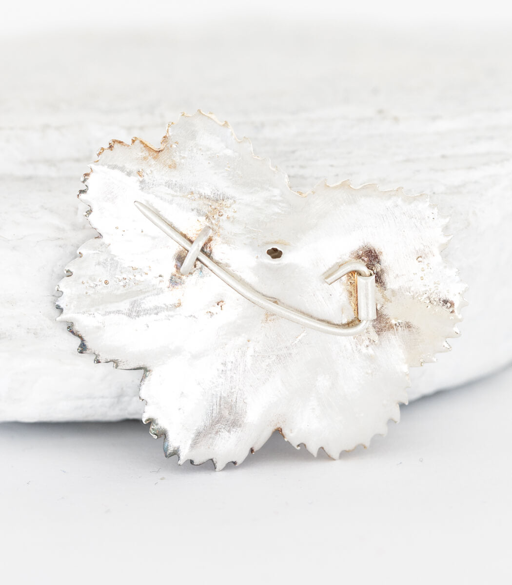 Silber Brosche Frauenmantel – Rückseite mit Verschluss, Naturschmuck aus Recyclingsilber goodrun