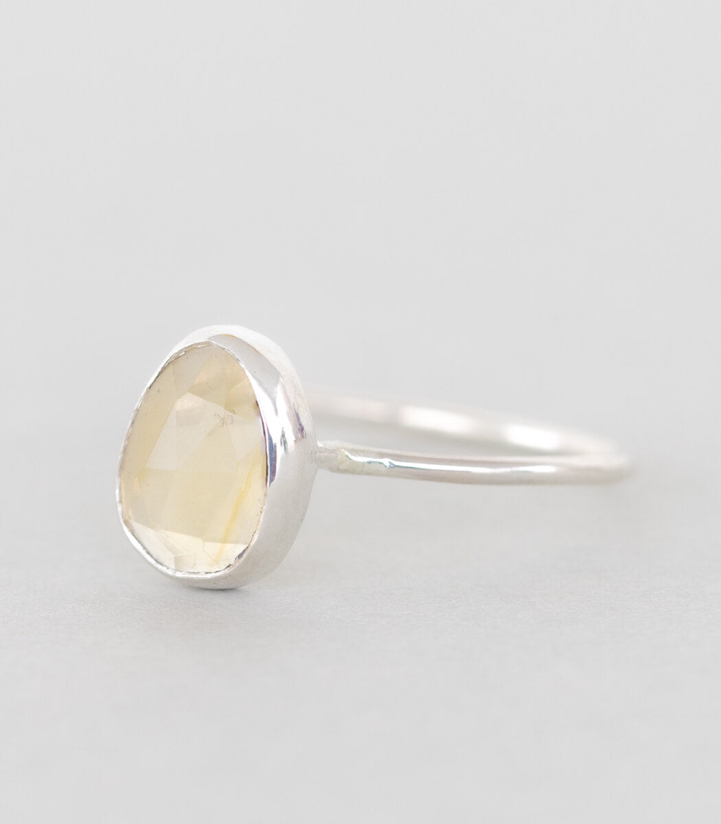 Citrin Ring Silber Gr. 58, seitliche Ansicht, Unikat aus Recyclingsilber – goodrun
