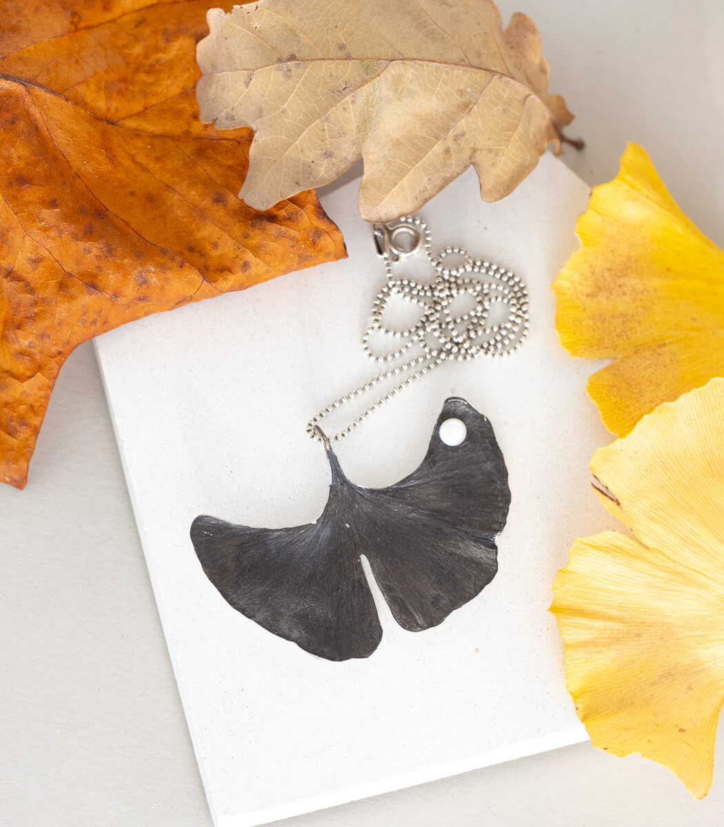 Ginkgo Anhänger mit Perle aus Recyclingsilber, handgefertigt, echtes Ginkgoblatt, Unikat – goodrun