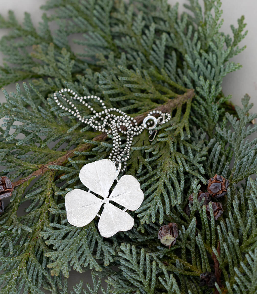Glücksklee Anhänger Silber, getragen, Unikat Naturschmuck – goodrun