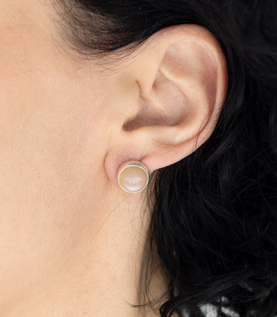 Frauenmantel Ohrhänger Mondstein Silber, Gesamtansicht, handgefertigter Naturschmuck – goodrun