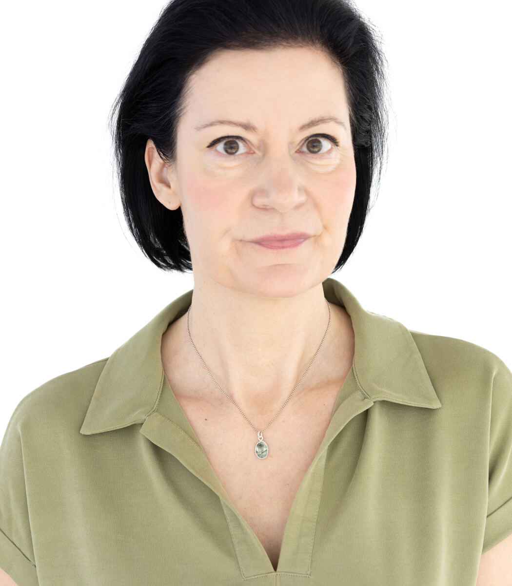 Silber Anhänger Prehnit – Detailansicht Stein und Silberfassung, Naturschmuck goodrun