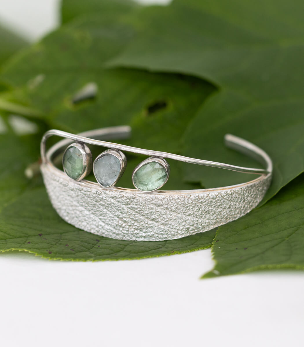 Silber Armspange Salbei mit Edelsteinen – am Handgelenk getragen, Naturschmuck goodrun