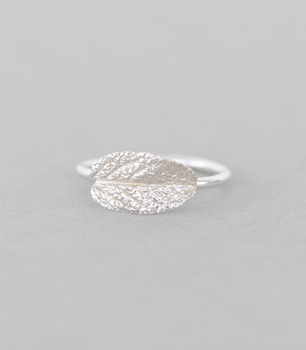 Silber Ring Salbeiblatt Gr. 53 – Seitenansicht Ringschiene, handgefertigt von goodrun