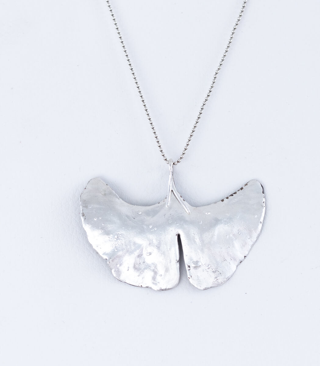 Ginkgo Anhänger mit Perle Silber, Abschlussansicht, handgefertigter Schmuck – goodrun