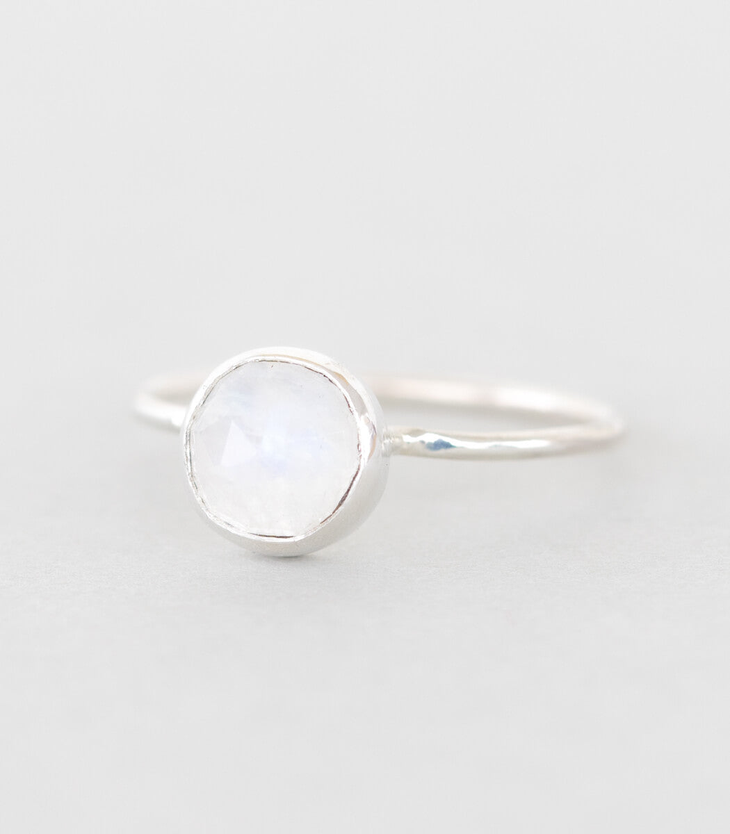 Silber Ring Mondstein Gr. 55 – Seitenansicht Ringschiene, handgefertigt goodrun