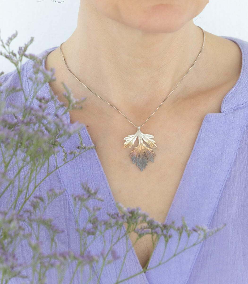 Beifuß Anhänger Silber, Detailansicht Blatt, Naturschmuck handgemacht – goodrun