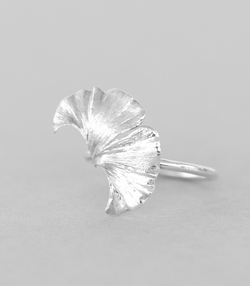 Silber Ring Ginkgoblatt Gr. 55 – am Finger getragen, Naturschmuck Unikat goodrun