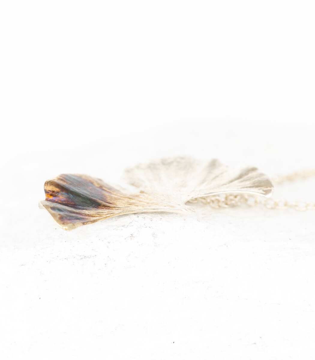 Silber Armband Ginkgoblatt – getragen am Handgelenk, Naturschmuck Unikat von goodrun