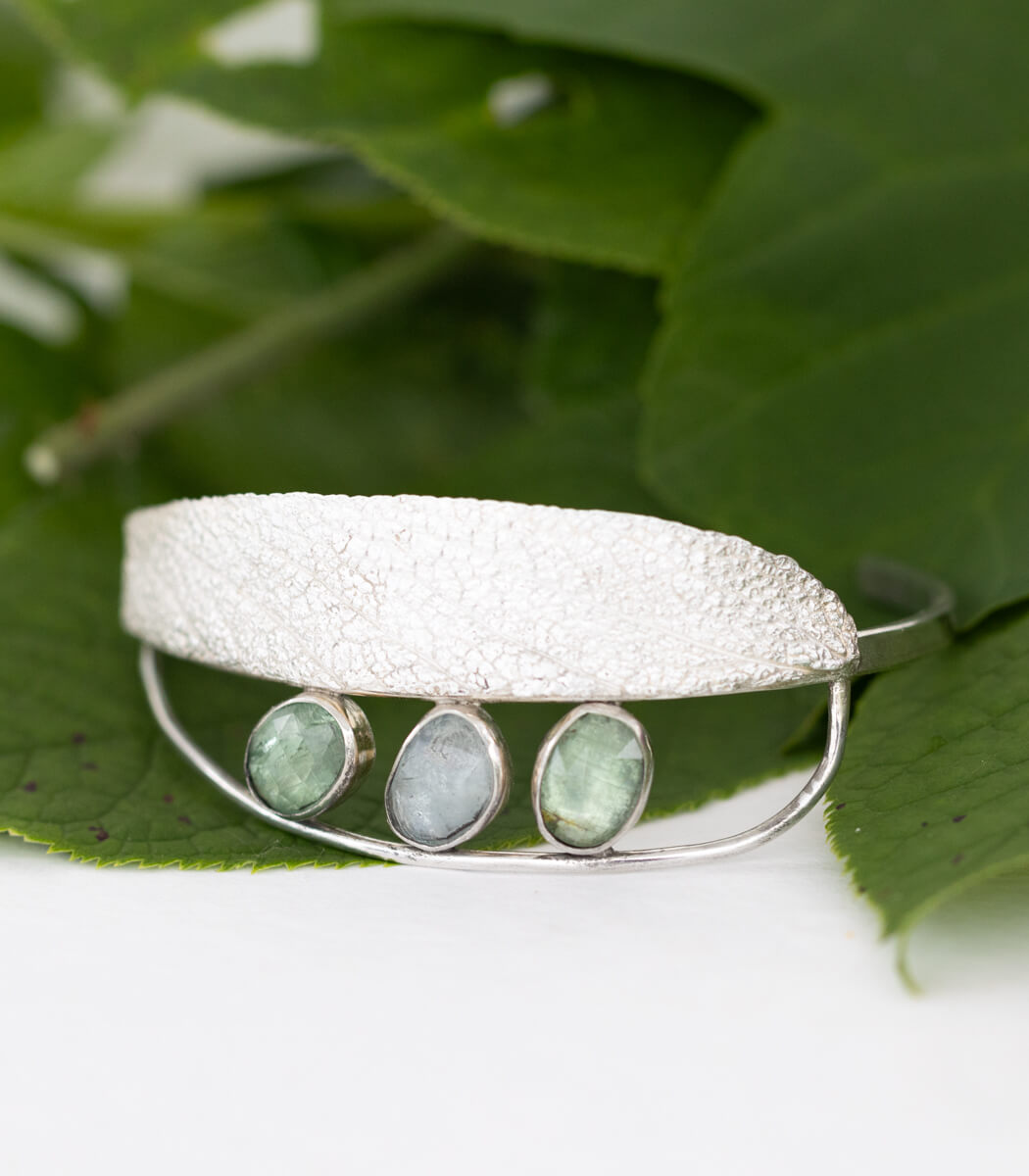 Silber Armspange Salbei mit Edelsteinen – handgefertigter Naturschmuck mit Salbeiblatt und Edelsteinen goodrun