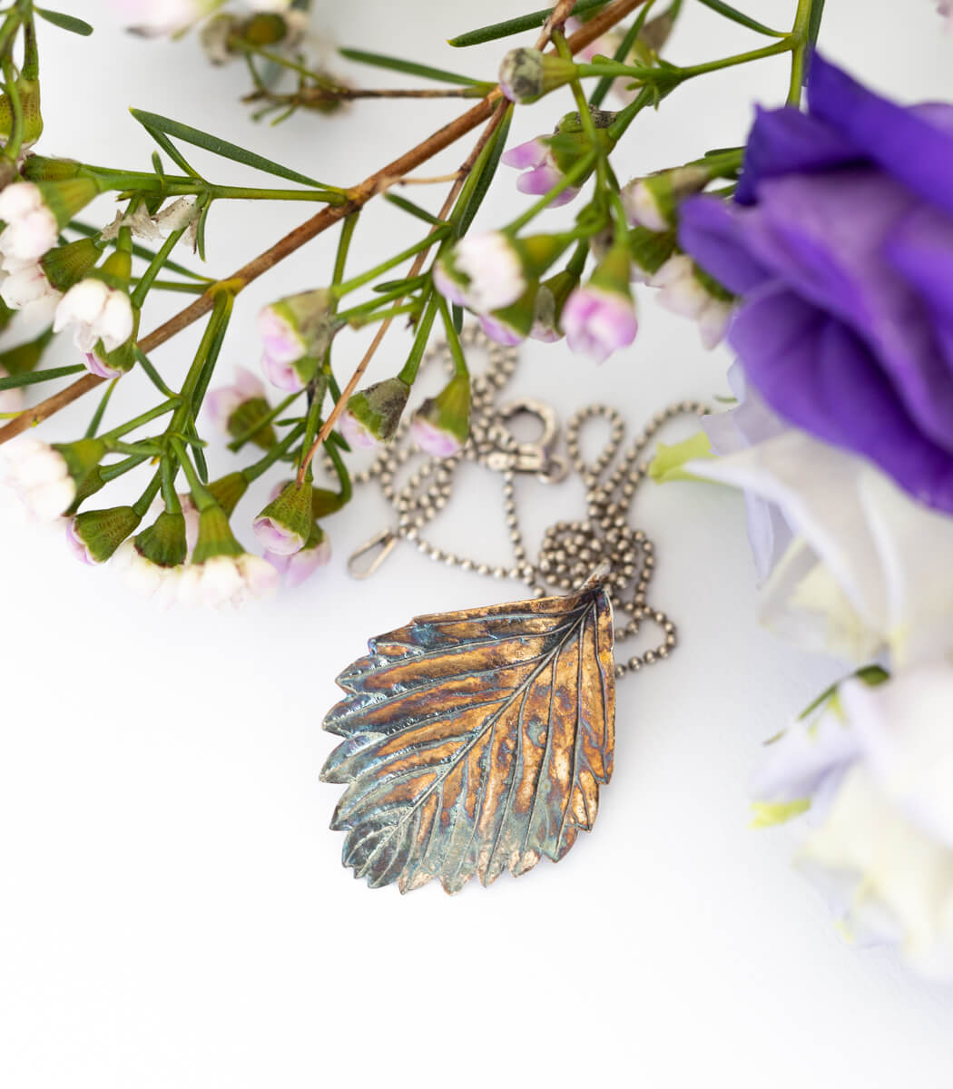 Erdbeerblatt Silber Anhänger getragen – Naturschmuck Kette am Hals, handgefertigtes Unikat von goodrun
