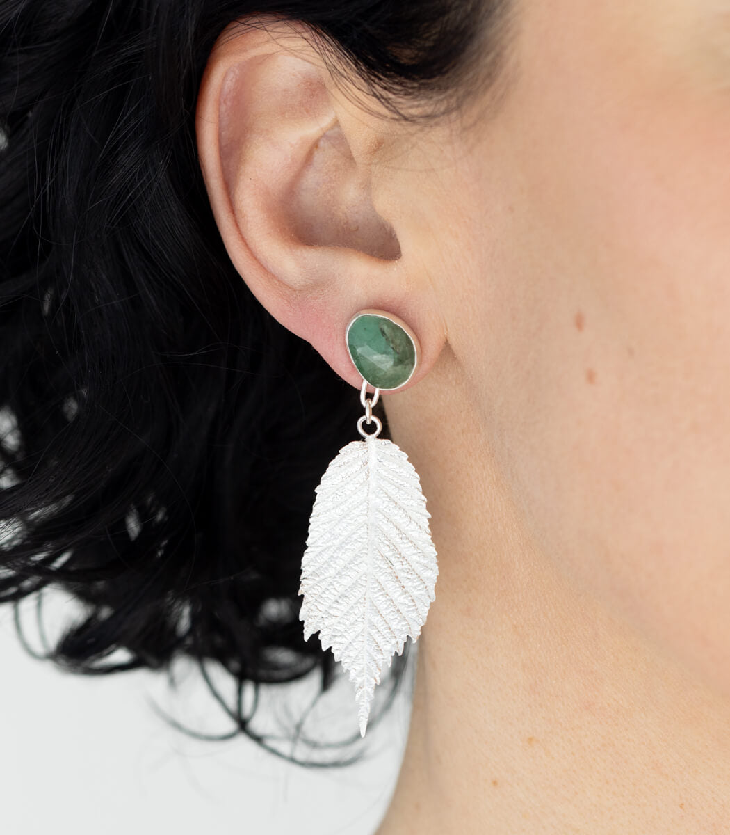 Ulmenblatt Ohrhänger Smaragd Silber, Detailansicht Stein, Naturschmuck – goodrun