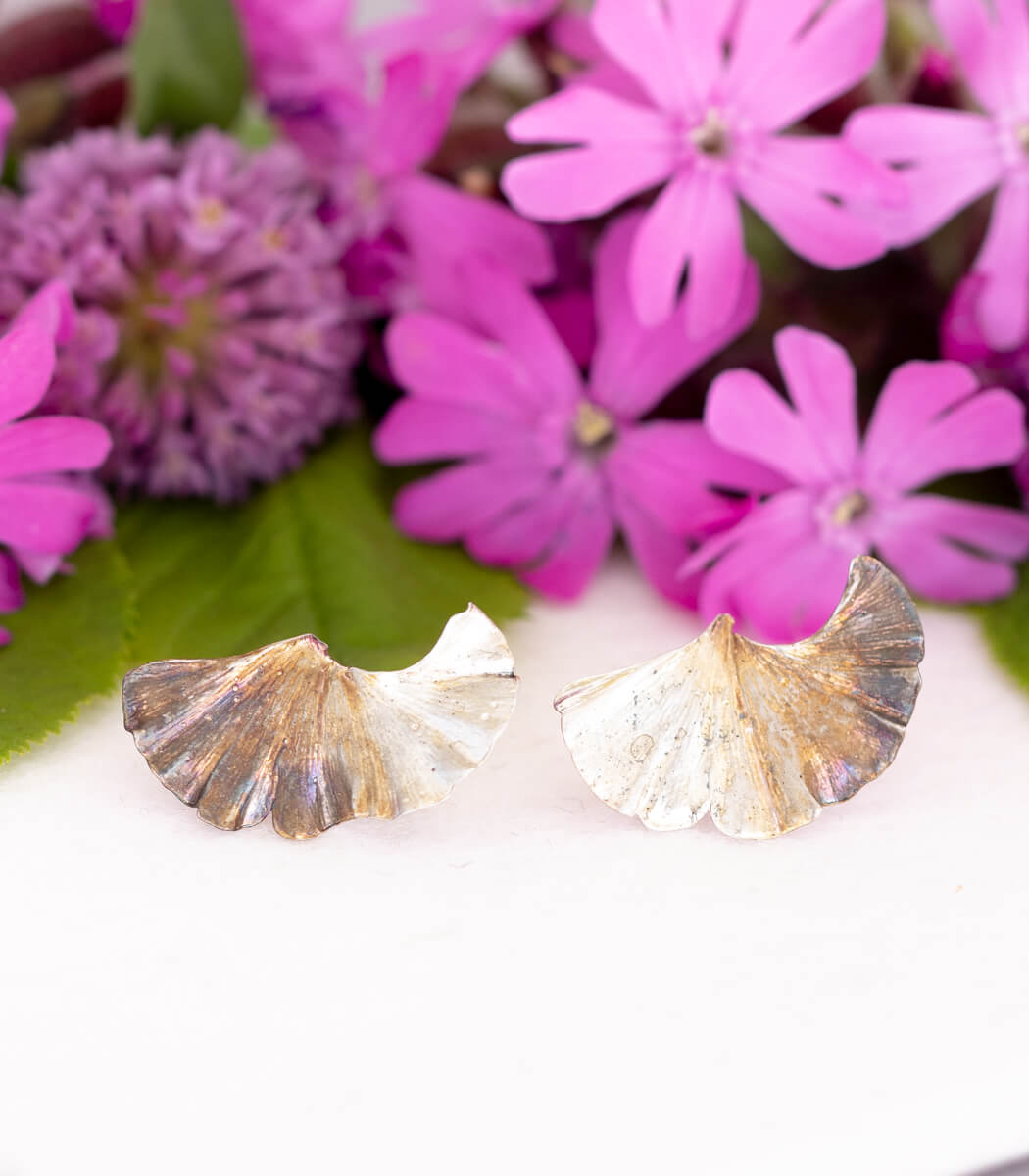 Ginkgo Ohrstecker Silber, getragen, Unikat Naturschmuck – goodrun
