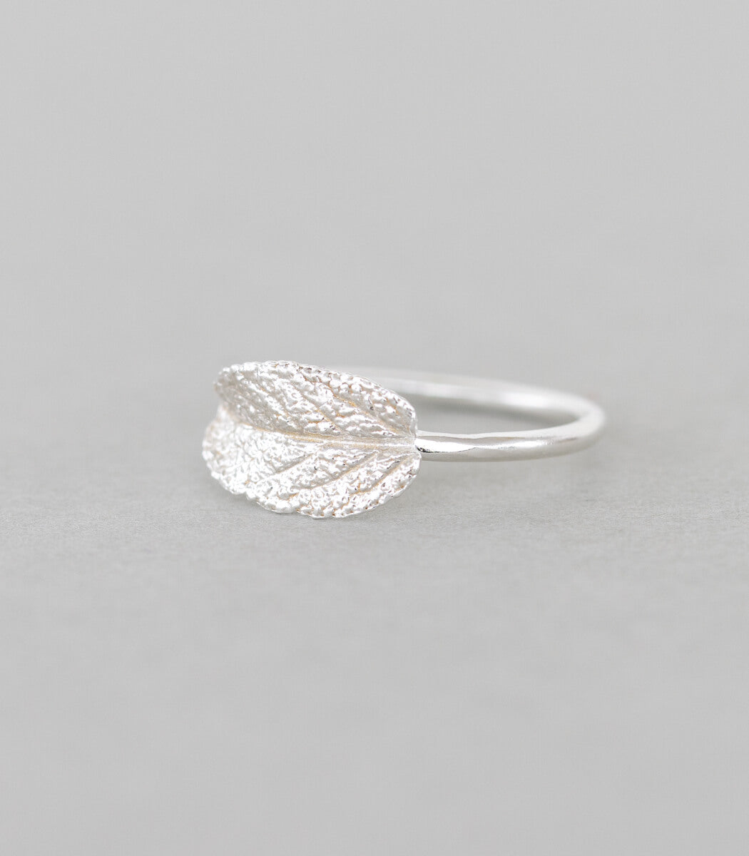 Silber Ring Salbeiblatt Gr. 53 – Rückansicht, handgefertigter Naturschmuck goodrun
