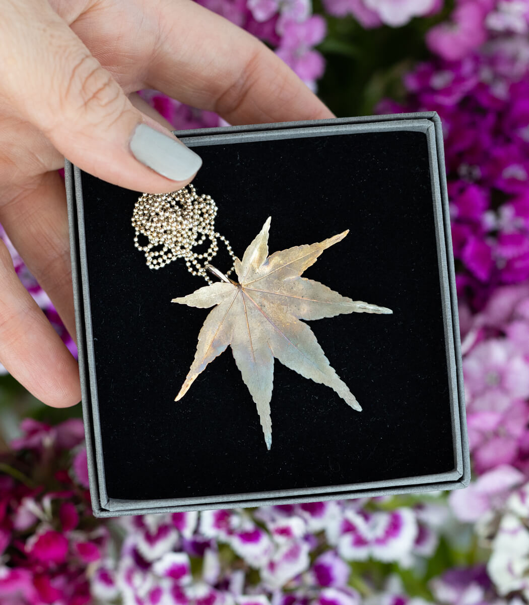 Ahornblatt Silber Anhänger getragen – Naturschmuck Kette am Hals, handgefertigtes Unikat von goodrun