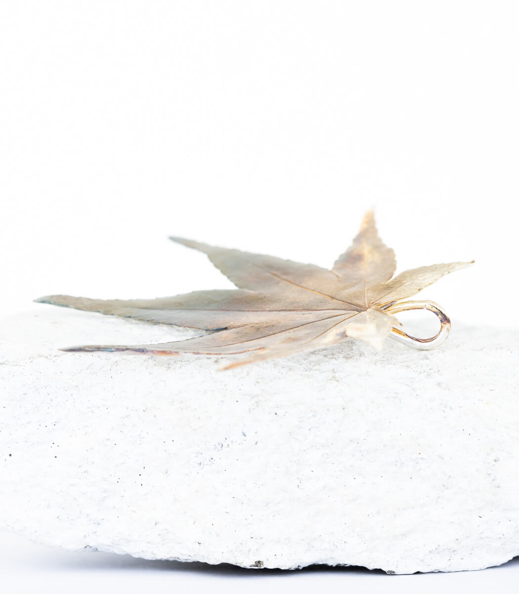 Ahornblatt Silber Anhänger – Größenvergleich, handgefertigtes Naturschmuck Einzelstück von goodrun
