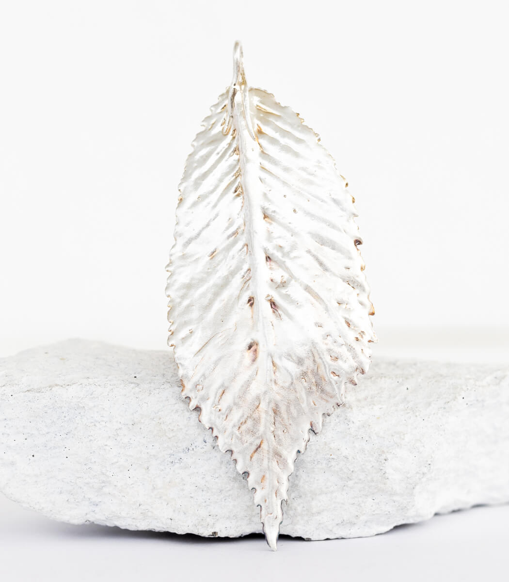 Silber Anhänger Ulme – Rückseite und Öse, handgefertigter Naturschmuck aus Recyclingsilber