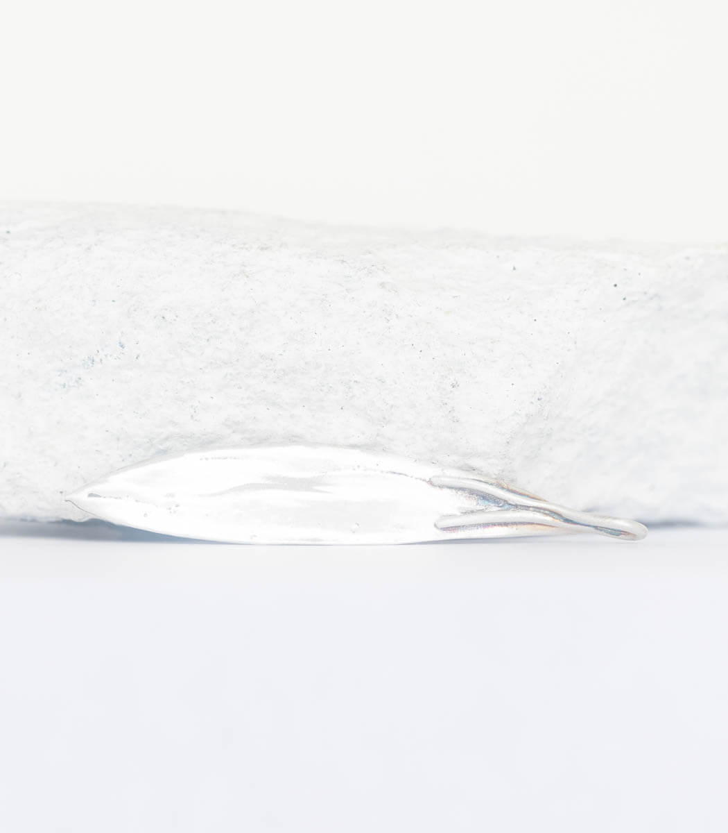 Silber Anhänger Olivenblatt – Vergleich Vorder- und Rückseite, Recyclingsilber Naturschmuck