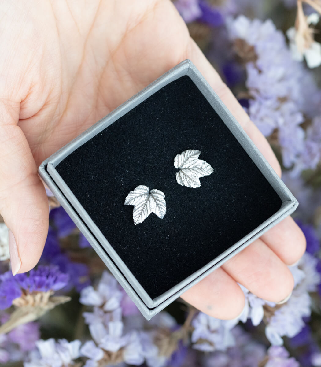 Ahorn Silber Ohrstecker getragen – Naturschmuck Ohrstecker am Ohr, handgefertigt von goodrun