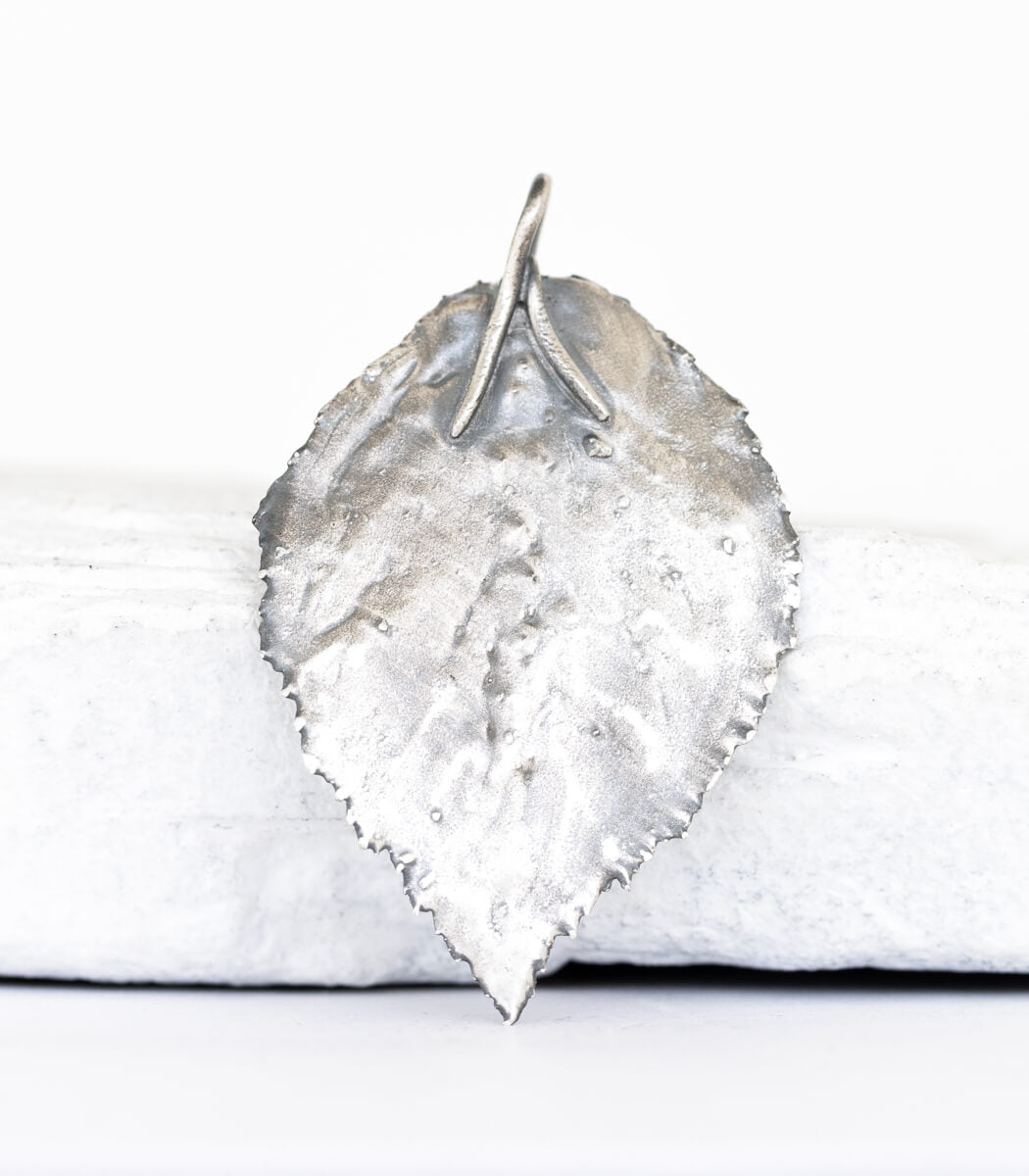 Silber Anhänger Brombeerblatt – zweites Stück Rückseite, Naturschmuck Einzelstück aus Recyclingsilber