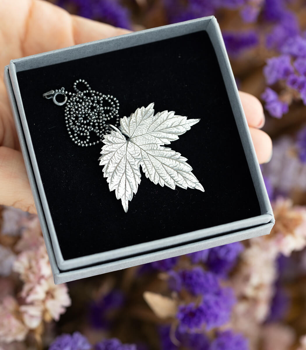 Silber Anhänger Hopfenblatt drittes Unikat – Seitenansicht an Kette, Naturschmuck Unikat goodrun