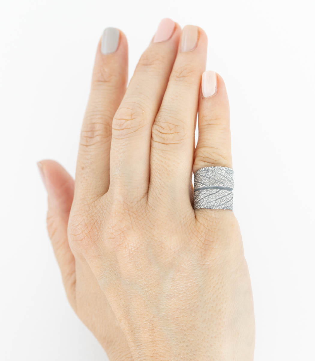 Silber Ring Salbei – Detailansicht Blattstruktur Größe 50, echter Salbeiblattabdruck in Recyclingsilber
