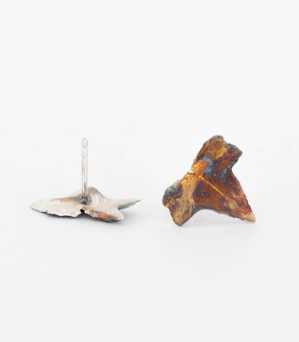 Efeublatt Ohrstecker Silber – einzelnes Stück Detailansicht, Naturschmuck Unikat aus Recyclingsilber