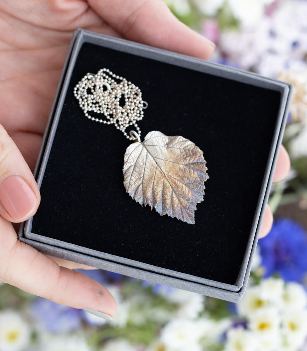 Brombeerblatt Silber Anhänger getragen – Naturschmuck Kette am Hals, handgefertigtes Unikat von goodrun