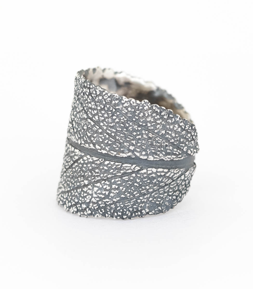 Silber Ring Salbei Größe 57 – seitliche Ansicht, gleichmäßige Silberauflage auf dem Salbeiblatt