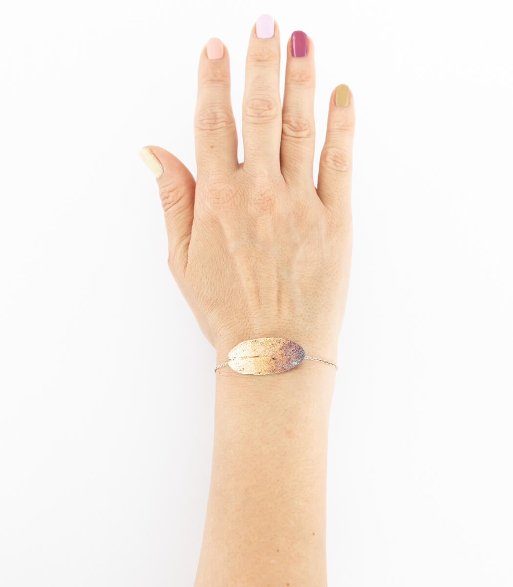 Silber Salbeiblatt Armband – Detailansicht Blattstruktur, feiner Salbeiblattabdruck in Recyclingsilber