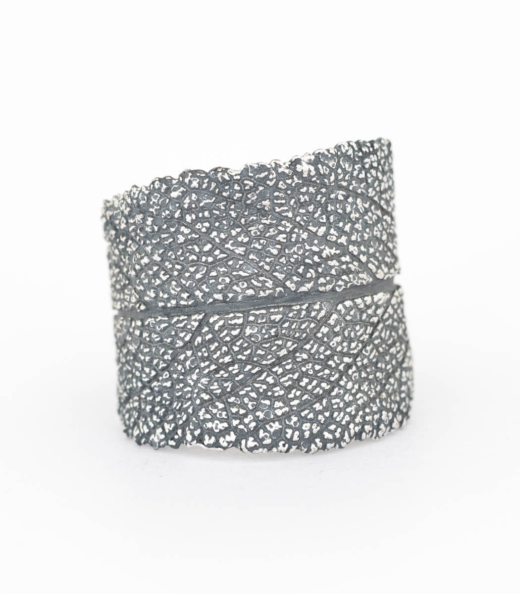 Salbeiblatt Silber Ring Gr. 57 – Nahaufnahme Oberseite, feine Salbeiblattstruktur in Recyclingsilber
