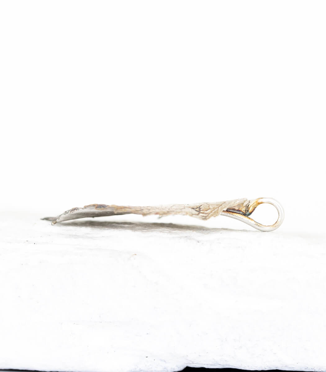 Brombeerblatt Silber Anhänger – Größenvergleich, handgefertigtes Naturschmuck Einzelstück von goodrun